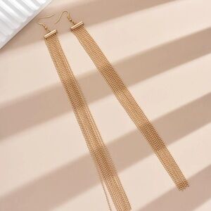 Gold tone dangle earring